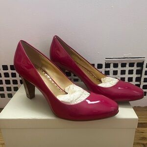 New with Box!  COACH Sheri Patent Heel in Fuchsia, size 9.5